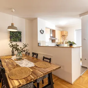 Gozsdu White Raven 305 Budapešť